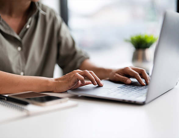 Persona che lavora al pc, progettiamo strumenti e servizi all'avanguardia