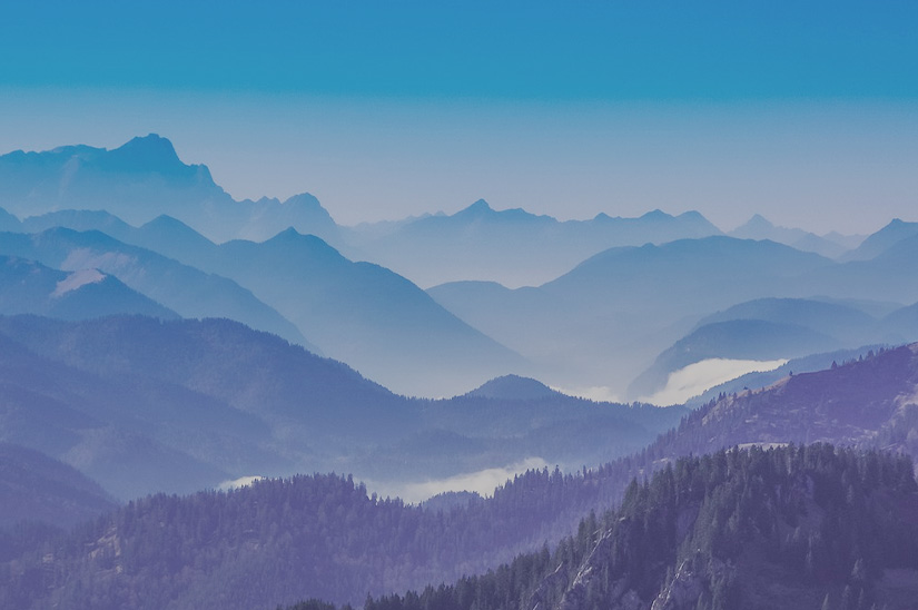 Un paysage de montagnes à l’horizon, nous sommes animés par l’ambition et ancrés dans l’intégrité